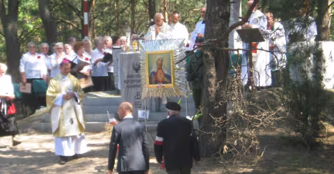 Przez dziesięciolecia skazanego przez komunistów na zapomnienie, dosłownie wymazanego z historii